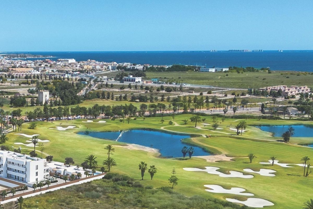 Luchtfoto van groene golfbanen en de Middellandse Zee nabij Los Alcazares, Costa Calida, Spanje.