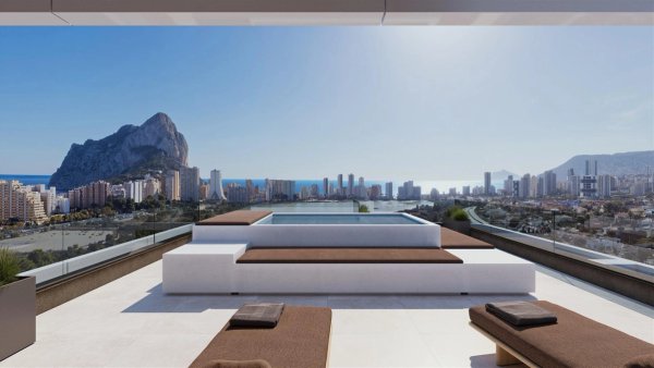 Adembenemend terras uitzicht vanaf de penthouse in Calpe, met de kustlijn en de iconische rotsformatie.