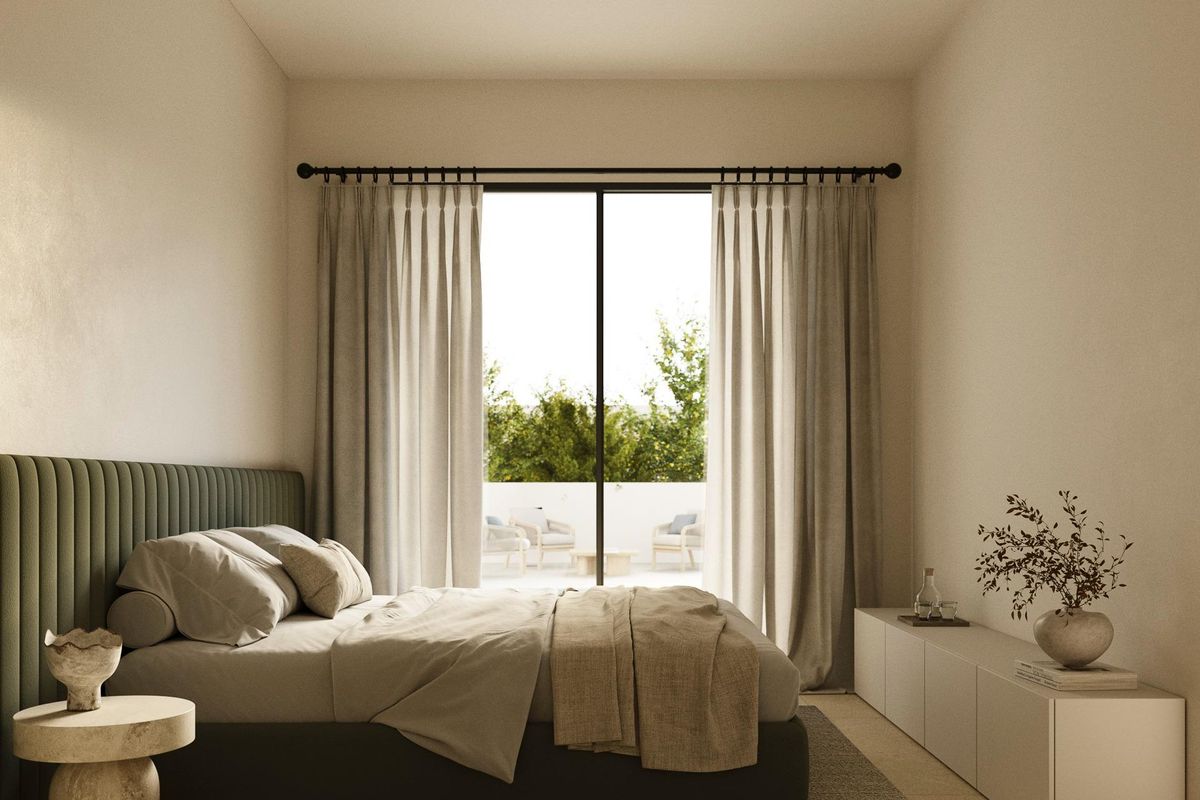 Gezellige slaapkamer met natuurlijk licht en uitzicht op het terras in een villa in Polop, Costa Blanca Noord.