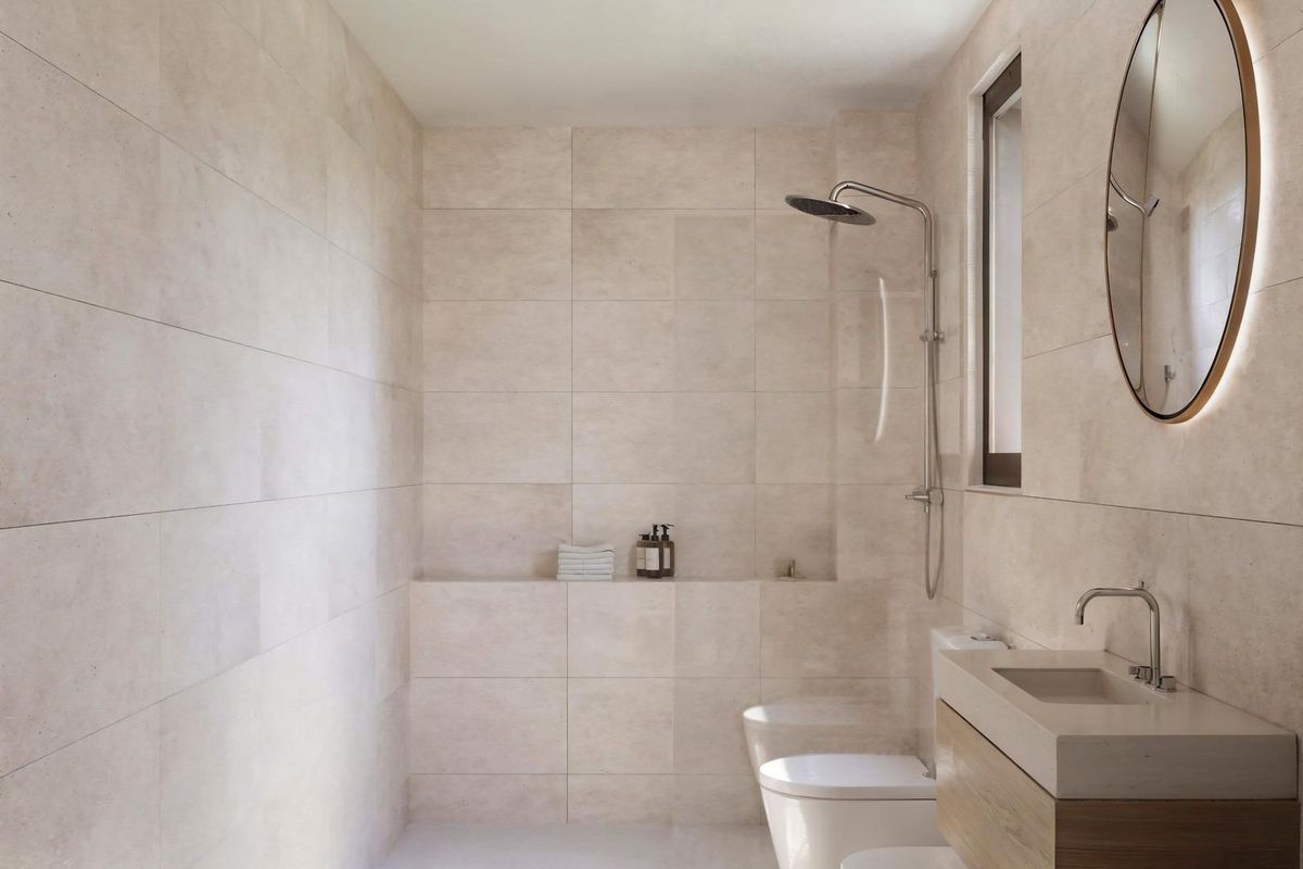 Tijdloze badkamer met moderne armaturen en een grote spiegel in de woning in La Nucia.