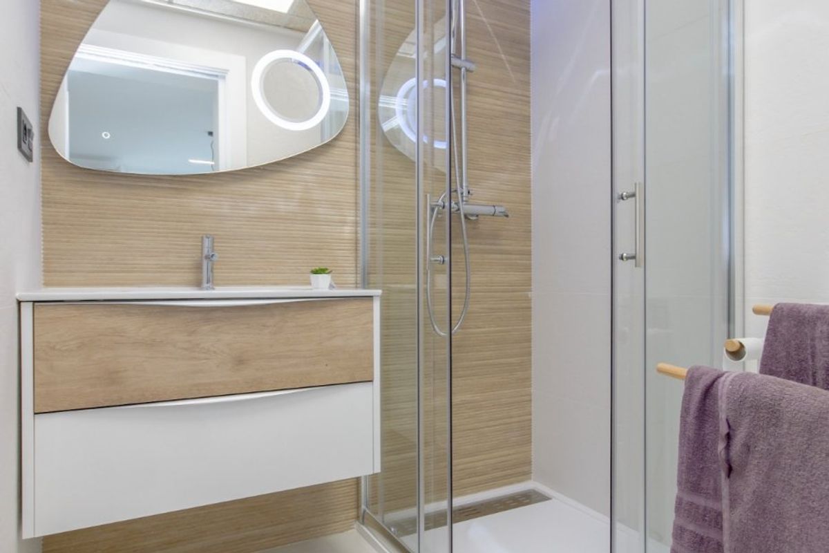 Moderne douche en wastafel in de badkamer van een 2-slaapkamer appartement in Torrevieja.