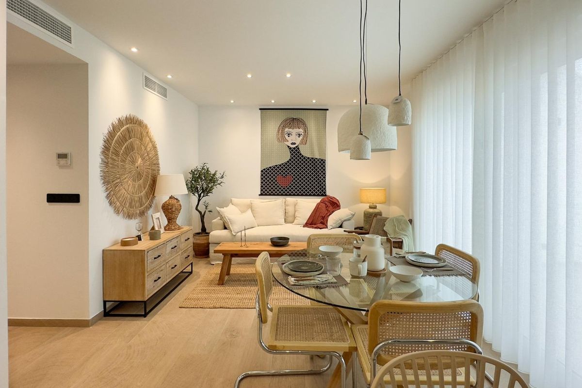 Uitnodigende eetruimte met natuurlijk licht en moderne meubels in de bungalow in Algorfa.