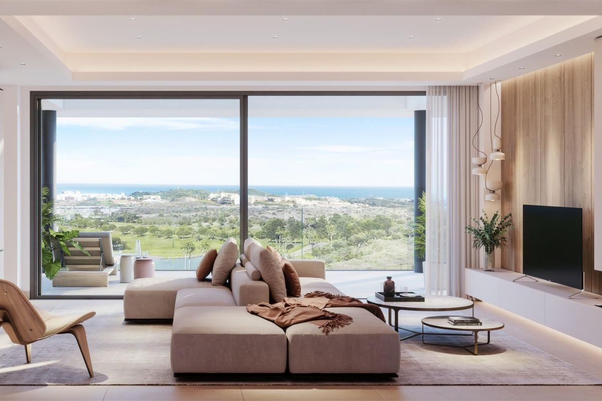 Gezellige woonkamer in een villa met 4 slaapkamers in Mijas, Costa del Sol, met grote ramen en uitzicht op zee.