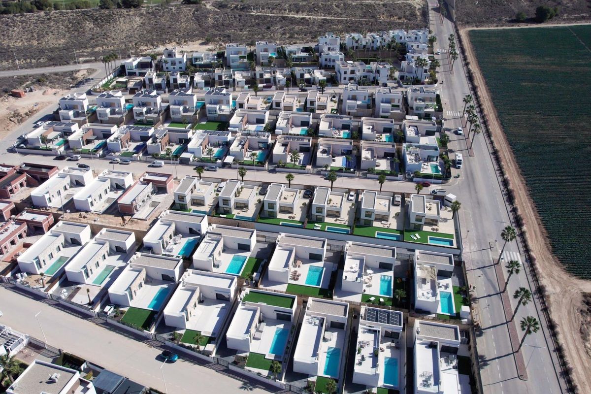 Plattegrond van een 3-slaapkamer villa met twee badkamers en prive-tuinen in Algorfa, Costa Blanca Zuid.