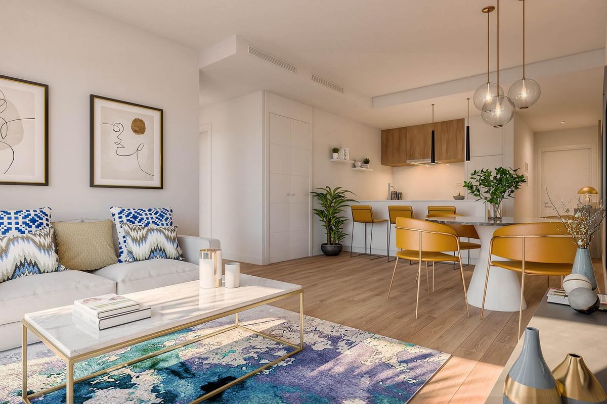 Heldere en luchtige woonkamer met open keuken in een 2-slaapkamerappartement in Estepona.