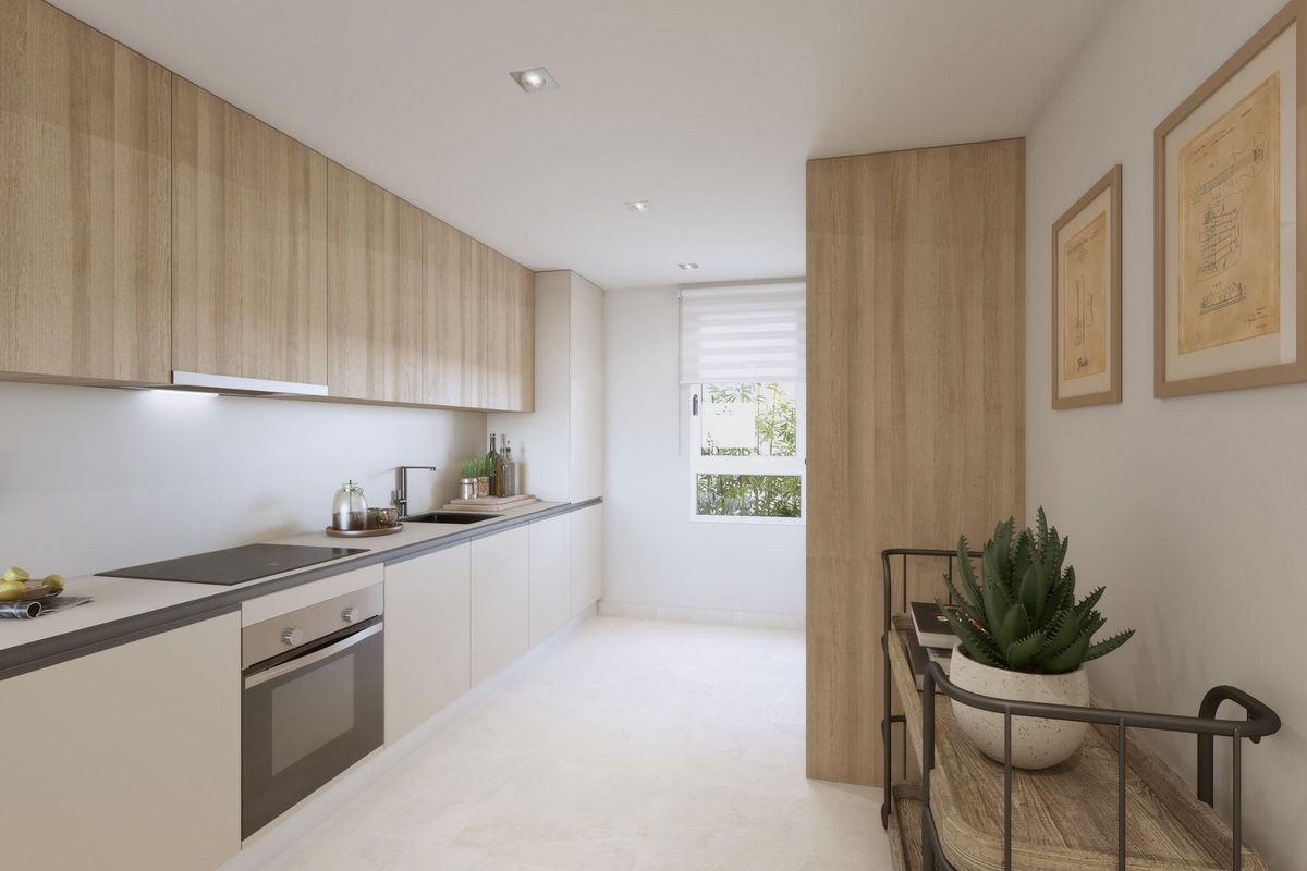Strakke, moderne keuken in een penthouse met houten kasten en ruime aanrecht in Mijas, Costa del Sol.