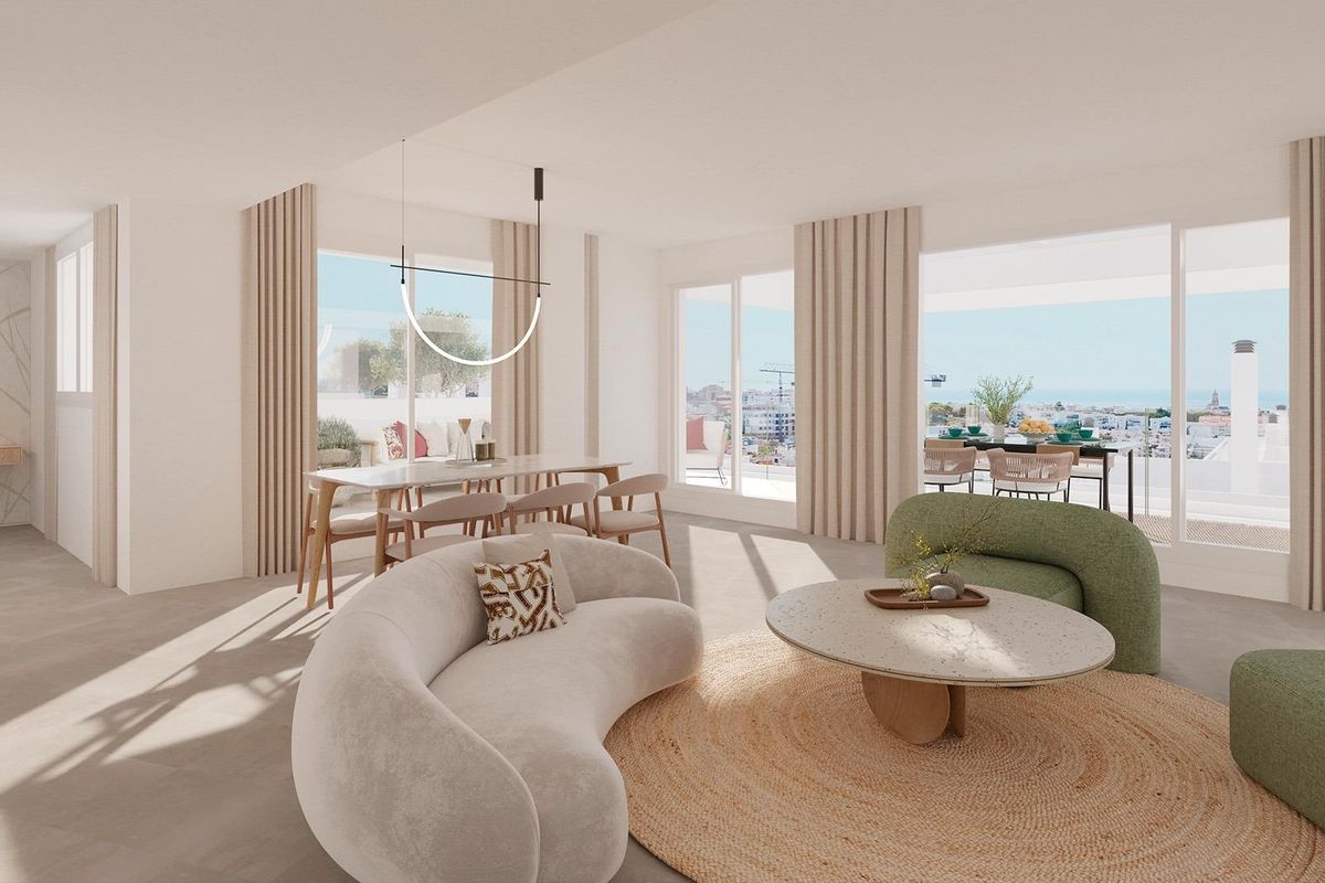 Ruime open woonkamer en eetkamer van een modern town house in Estepona, Costa del Sol, gevuld met natuurlijk licht.
