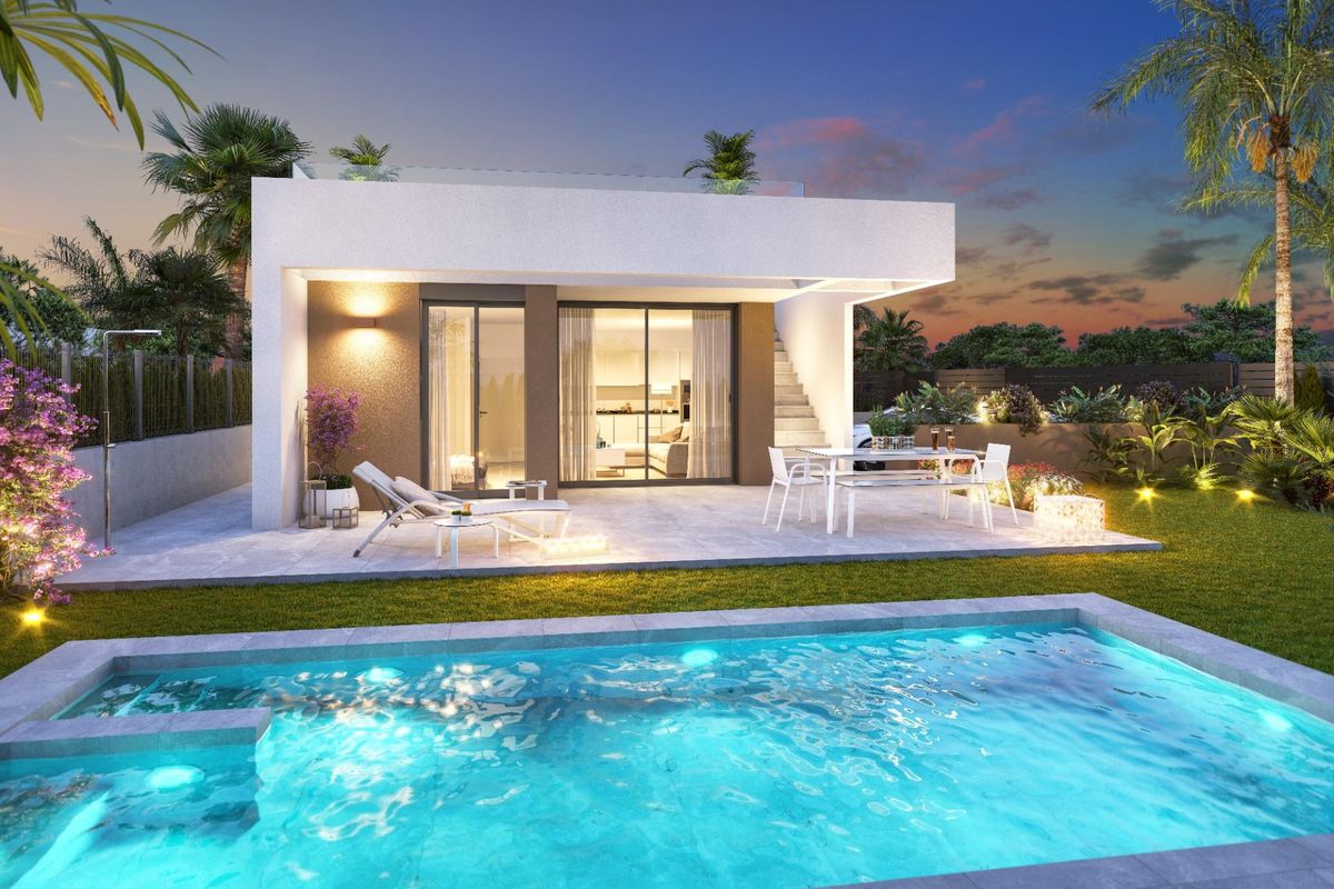 Moderne villa met 3 slaapkamers en zwembad in Vera, Costa de Almeria, met buitenzitplaatsen en avondverlichting.