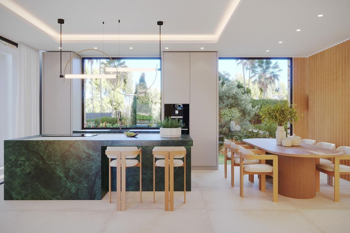 Heldere keuken in de villa in Jávea, met een strak ontwerp en uitzicht op de tuin.