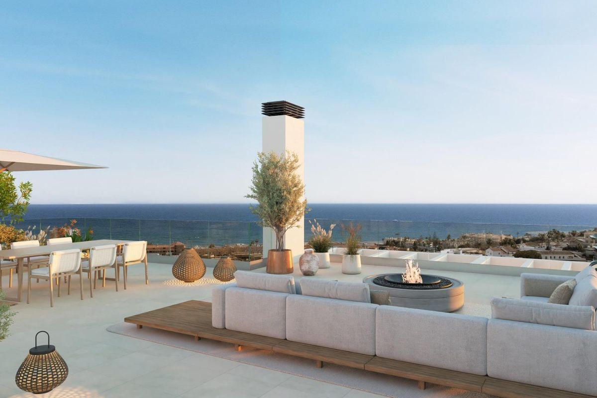 Stijlvol dakterras met zithoek en vuurkorf, met uitzicht op de oceaan in Mijas, Costa del Sol.