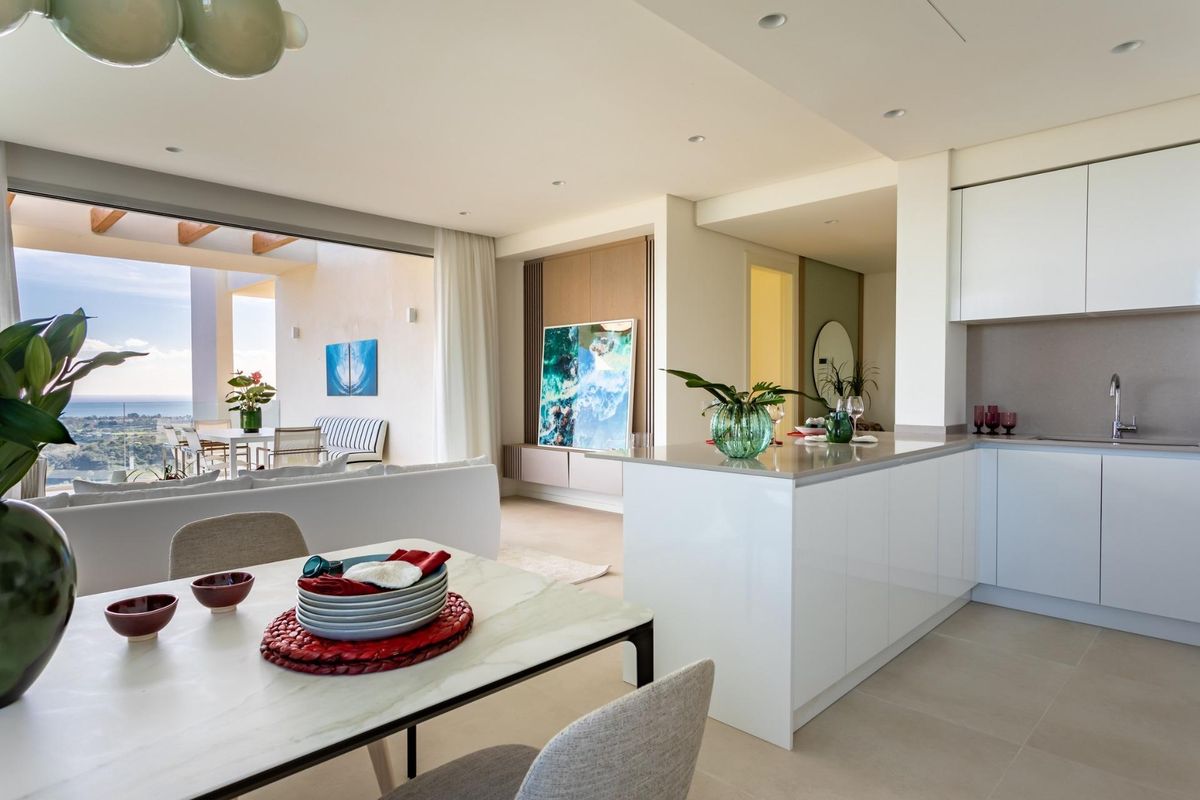 Moderne keuken en eetruimte in een twee-slaapkamer appartement in Benahavís, met grote ramen en stijl.