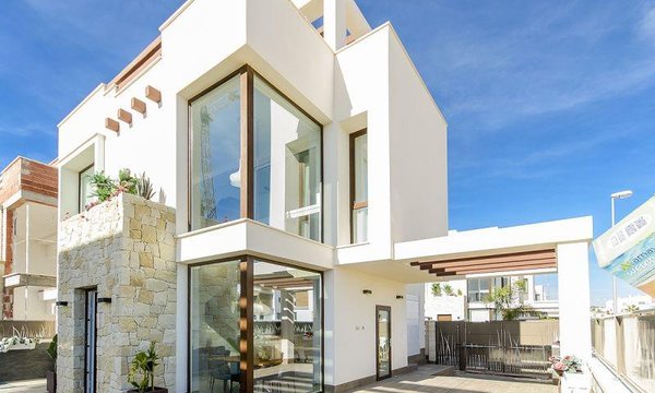 Moderne 3-slaapkamer villa buitenzijde met grote ramen, gelegen in Rojales, Costa Blanca Zuid, Spanje.