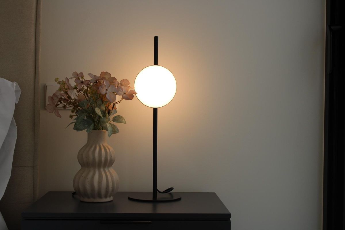 Stijlvolle bedlamp en vaas met bloemen in een gezellige slaapkamer van een 3-slaapkamer villa in Pilar de La Horadada.