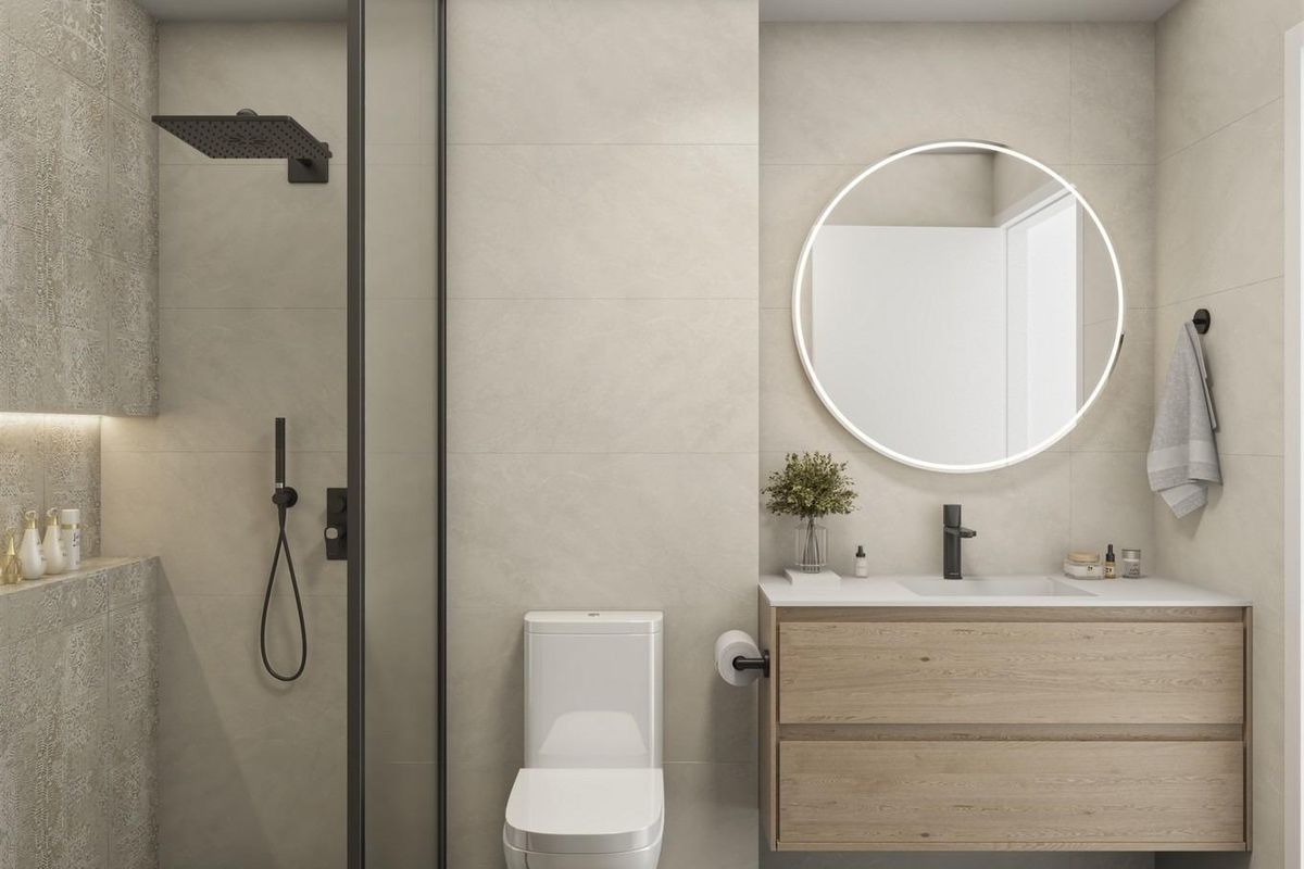 Strakke badkamer met moderne armaturen in een 2-slaapkamer bungalow in Pilar de La Horadada, ontworpen voor comfort.