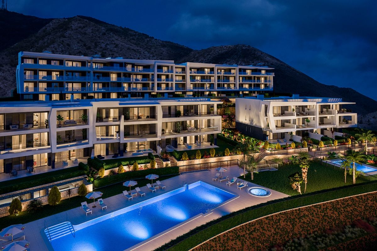 Nachtzicht op het appartementencomplex met verlichte zwembadgebied in Fuengirola, Costa del Sol.