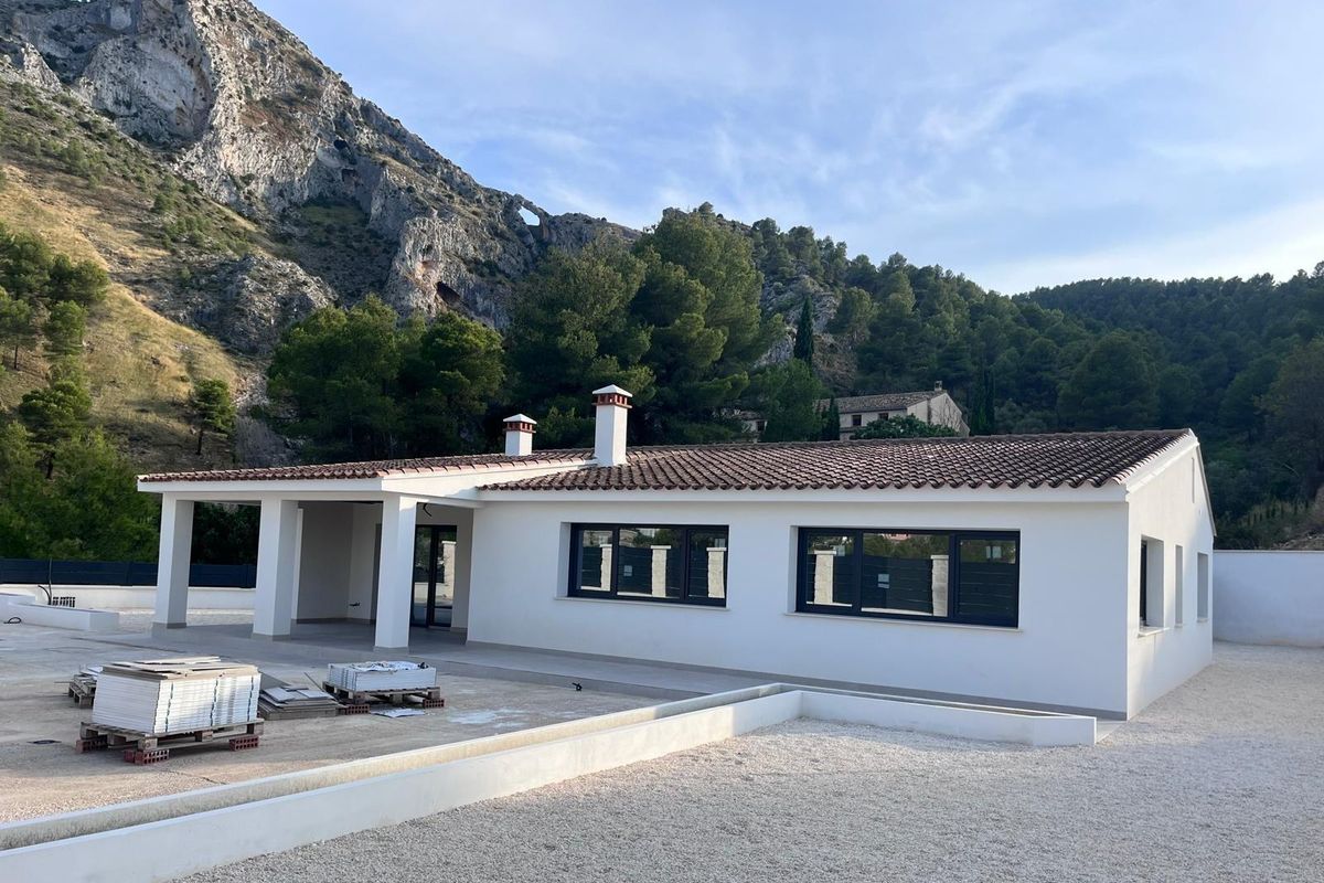 Uitzicht op de moderne villa in Penaguila, Costa Blanca Noord, met bergen op de achtergrond.