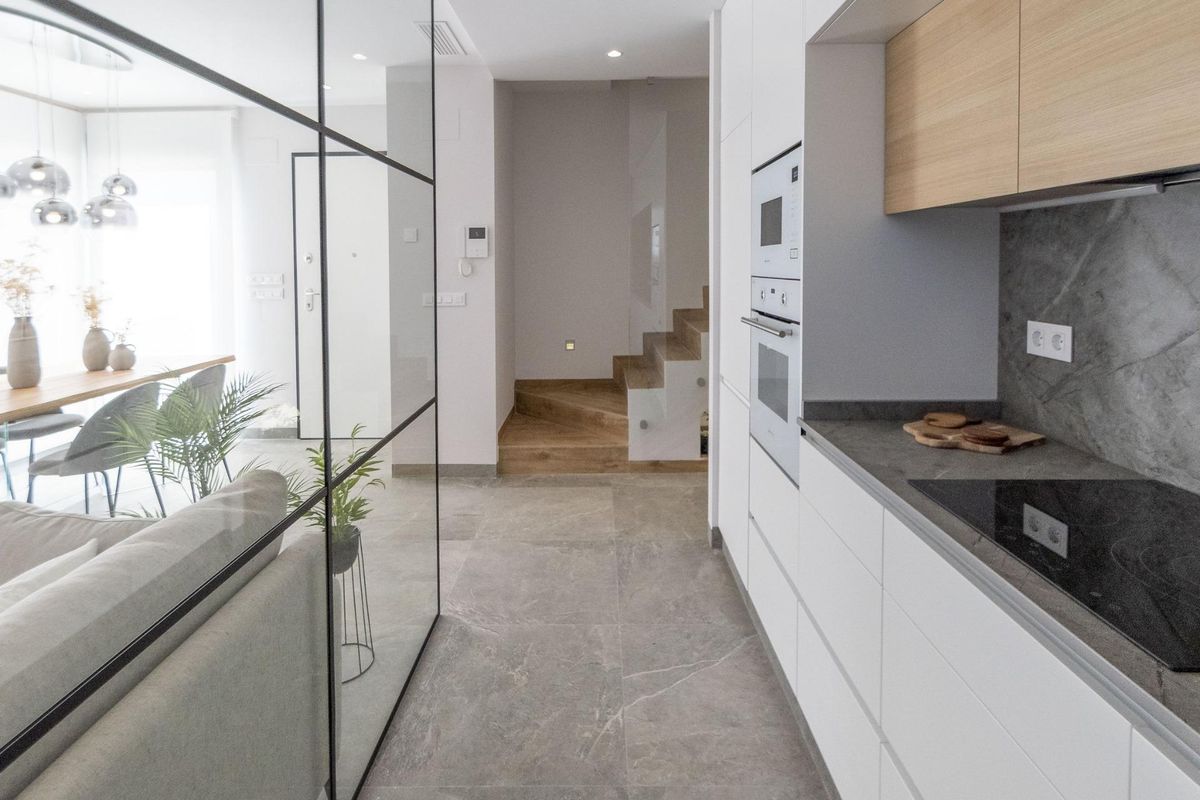 Modern keukenontwerp met apparatuur en een schone indeling in een villa in Pilar de La Horadada.