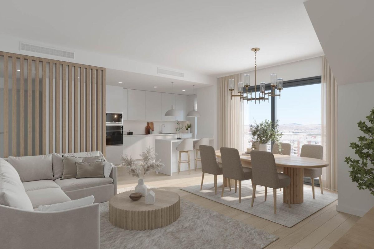 Stijlvolle woonkamer met gezellige meubels en uitzicht in een modern penthouse in Alicante.