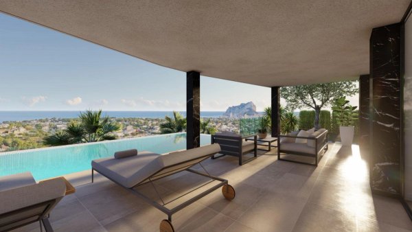 Moderne terras met ligbedden met uitzicht op het zwembad en de zee in villa in Calpe, Costa Blanca Noord.
