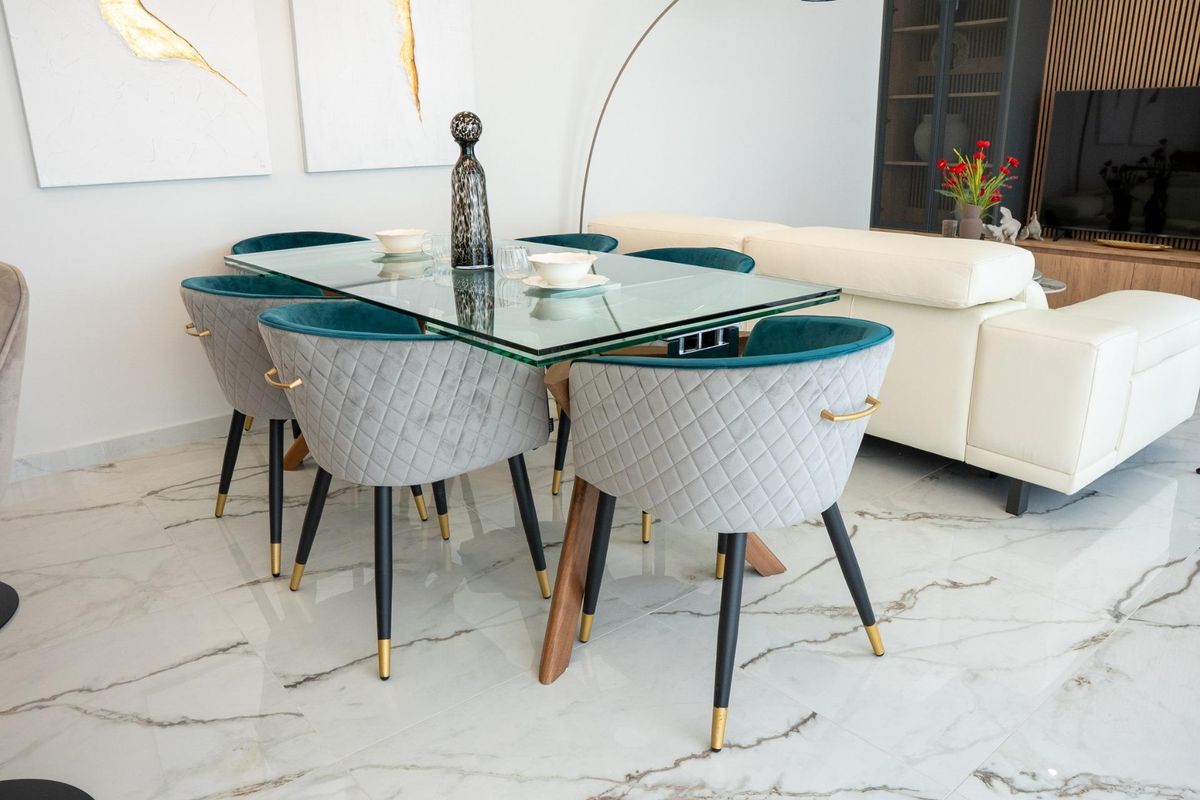 Moderne eetruimte in een 3-slaapkamer villa, met een glazen tafel en designerstoelen in Ciudad Quesada.