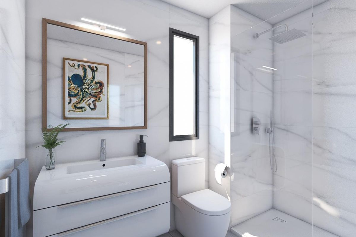 Strakke badkamer met moderne armaturen en luxe afwerking in een penthouse in Fuengirola, Costa del Sol.