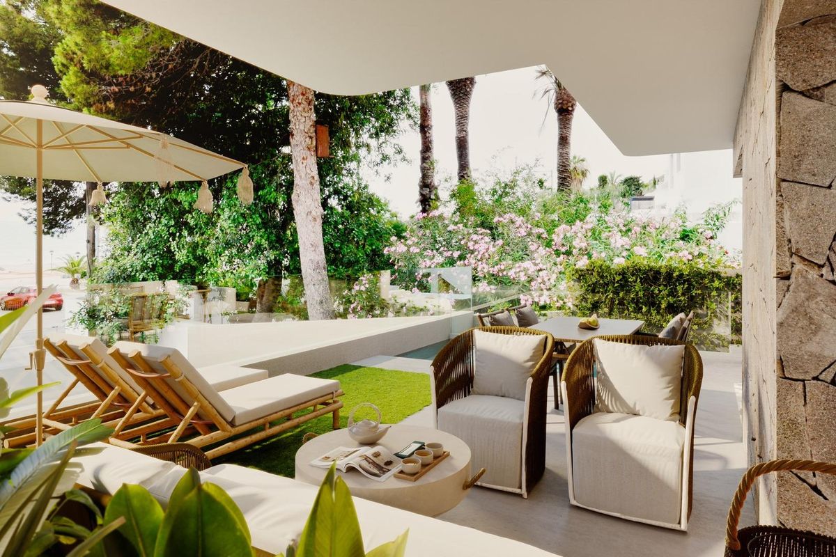 Zonnig terras met zitplaatsen en weelderige begroeiing bij een townhouse in Mojacar, perfect om te ontspannen.