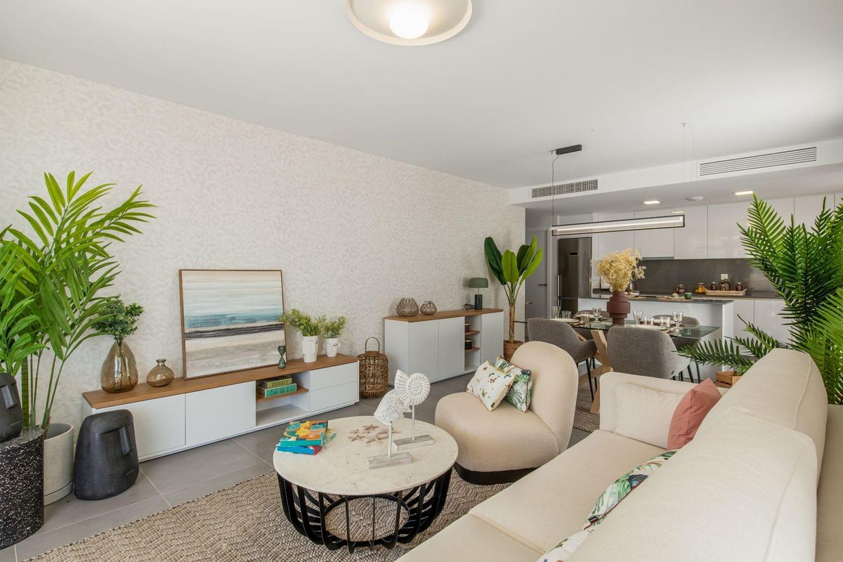Gezellige woonkamer met moderne inrichting en een open indeling in het penthouse in Mijas.