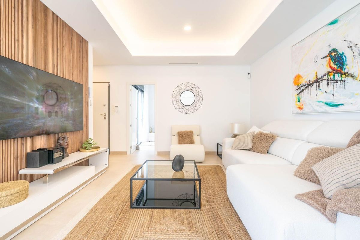 Stijlvolle woonkamer in een villa in Torre Pacheco, met een grote tv en moderne decoratie.