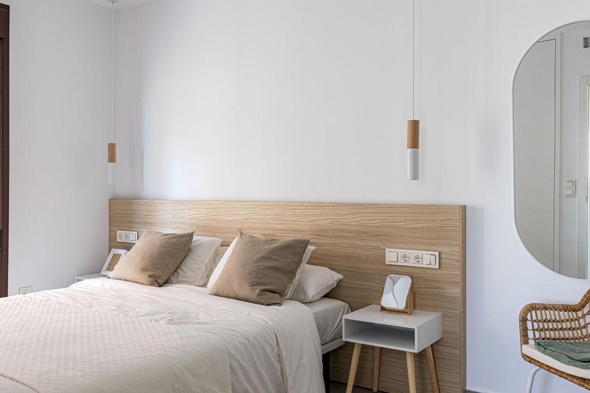 Contemporary badkamer met moderne armaturen en een royale douche in een appartement op de begane grond.