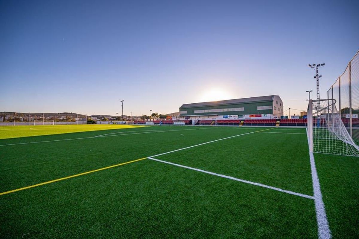 Lokale voetbalveld met doelen onder de zonsondergang, gelegen nabij Bigastro, Costa Blanca.