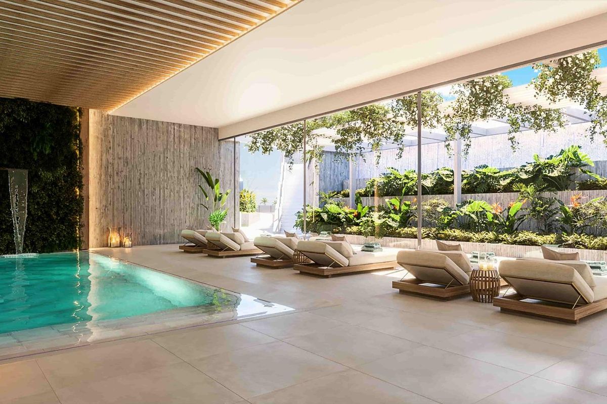 Luxueus binnen spa-gebied met ontspanningslounge en groen, ontworpen voor comfort in een penthouse in Marbella.