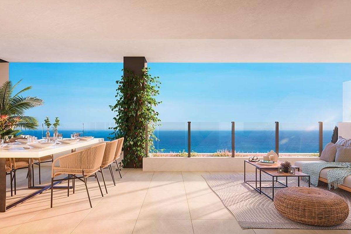 Ruim terras met eetruimte en lounge aan zee, onderdeel van een 3-slaapkamer penthouse in Benalmádena.