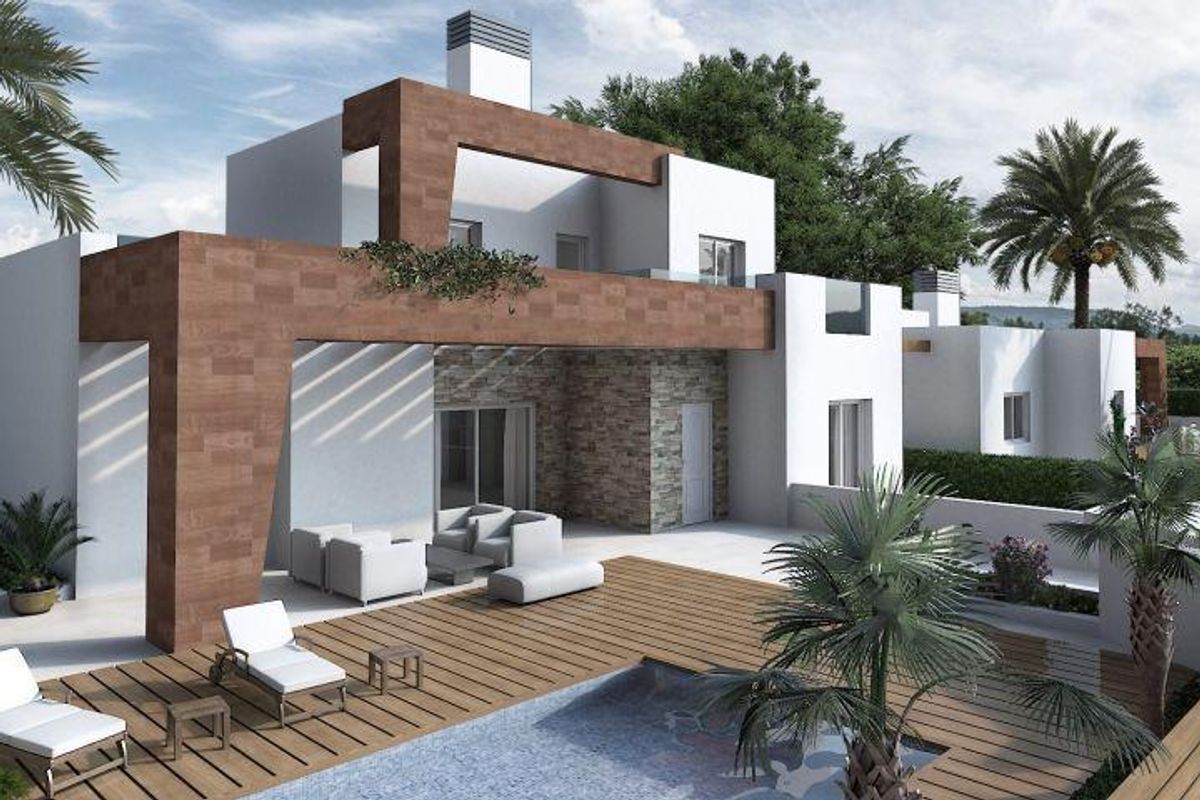Stijlvolle buitenkant van een villa met zwembad en lounge, gelegen in een groene omgeving in Torrevieja.