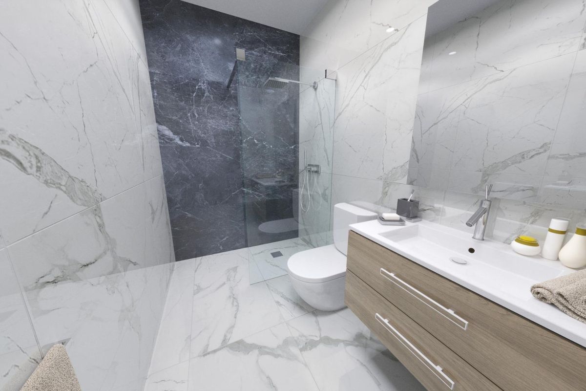 Moderne badkamer met strak ontwerp in een 3-slaapkamer villa, Ciudad Quesada, met glazen douche.