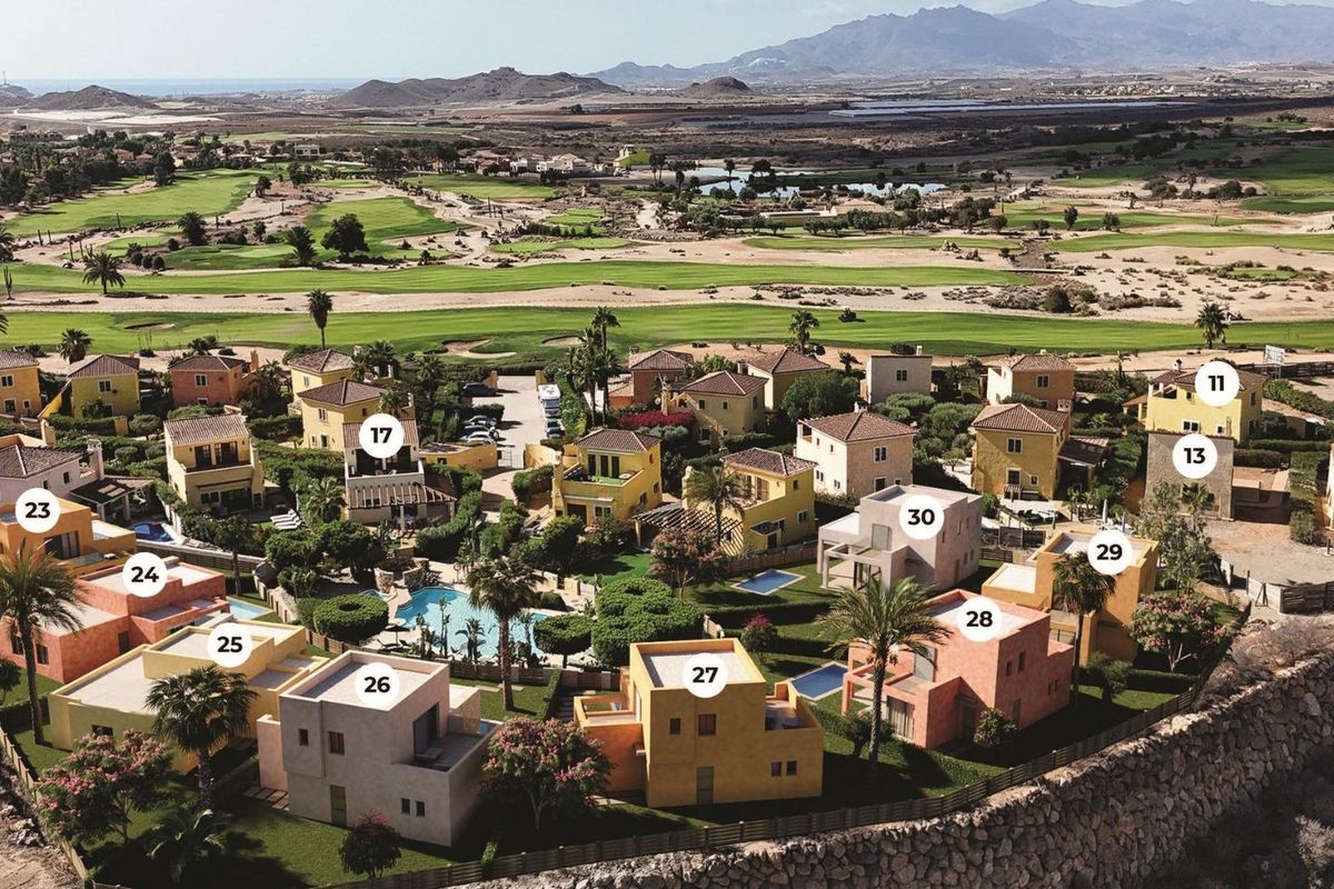 Luchtfoto van een charmante gemeenschap met meerdere villa's, waaronder onze villa met 3 slaapkamers in Cuevas Del Almanzora.
