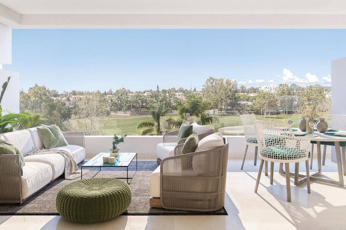 Uitnodigend terras van een Marbella penthouse, met lounge zitplaatsen en panoramisch uitzicht op het landschap.
