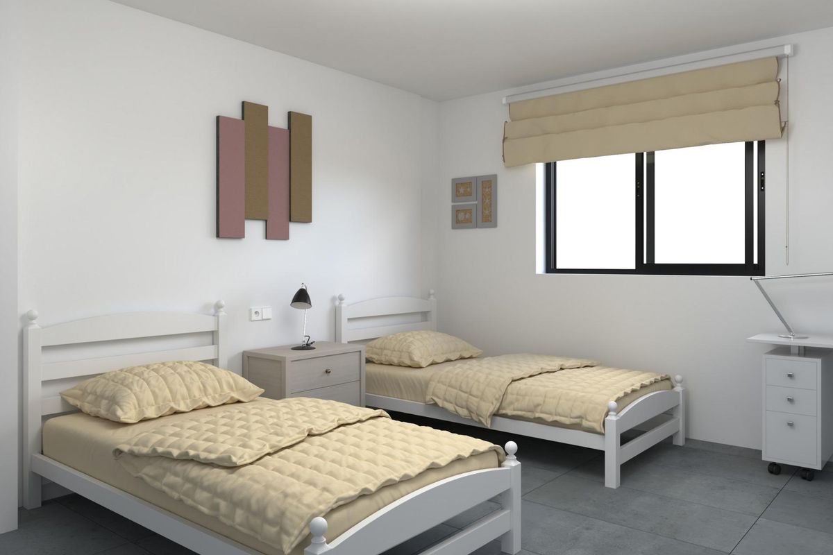 Lichtgevulde slaapkamer met twee bedden in de villa die veel ruimte biedt, gelegen in Moratalla, Costa Calida.