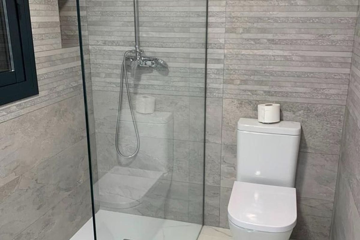 Stijlvol douchegedeelte in een moderne badkamer van een villa met 4 slaapkamers in Pinoso, Costa Blanca Zuid, Spanje.