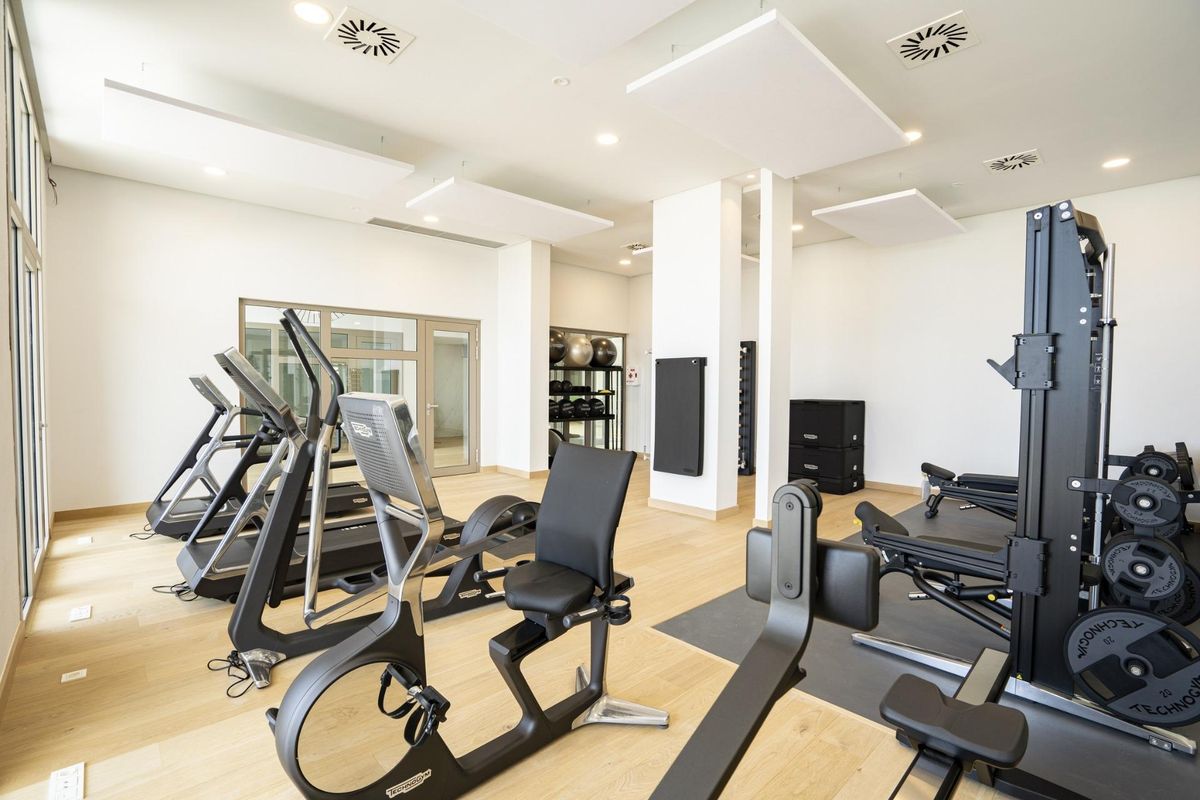 Moderne sportschoolinterieur met fitnessapparatuur in een luxe appartementencomplex in Benahavís.