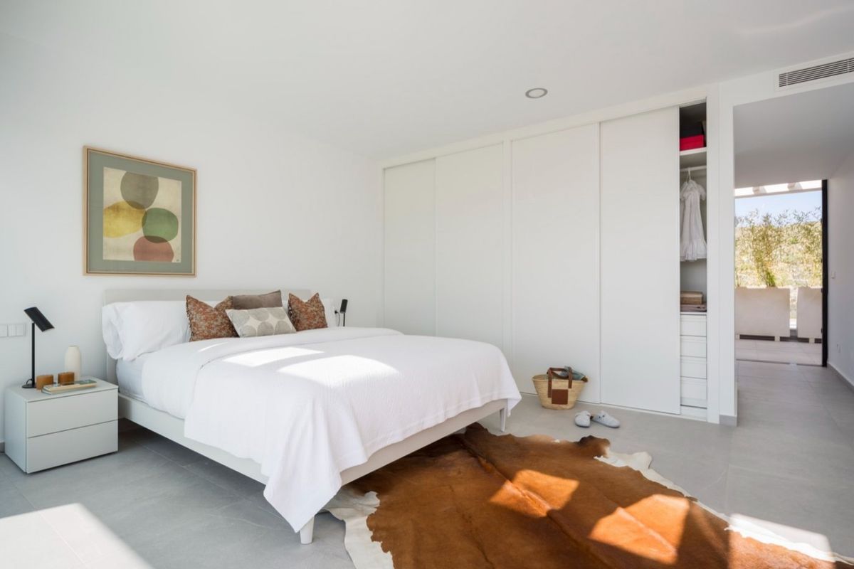 Minimalist bedroom in the villa, featuring natural light and sleek design, located in Baños y Mendigo.