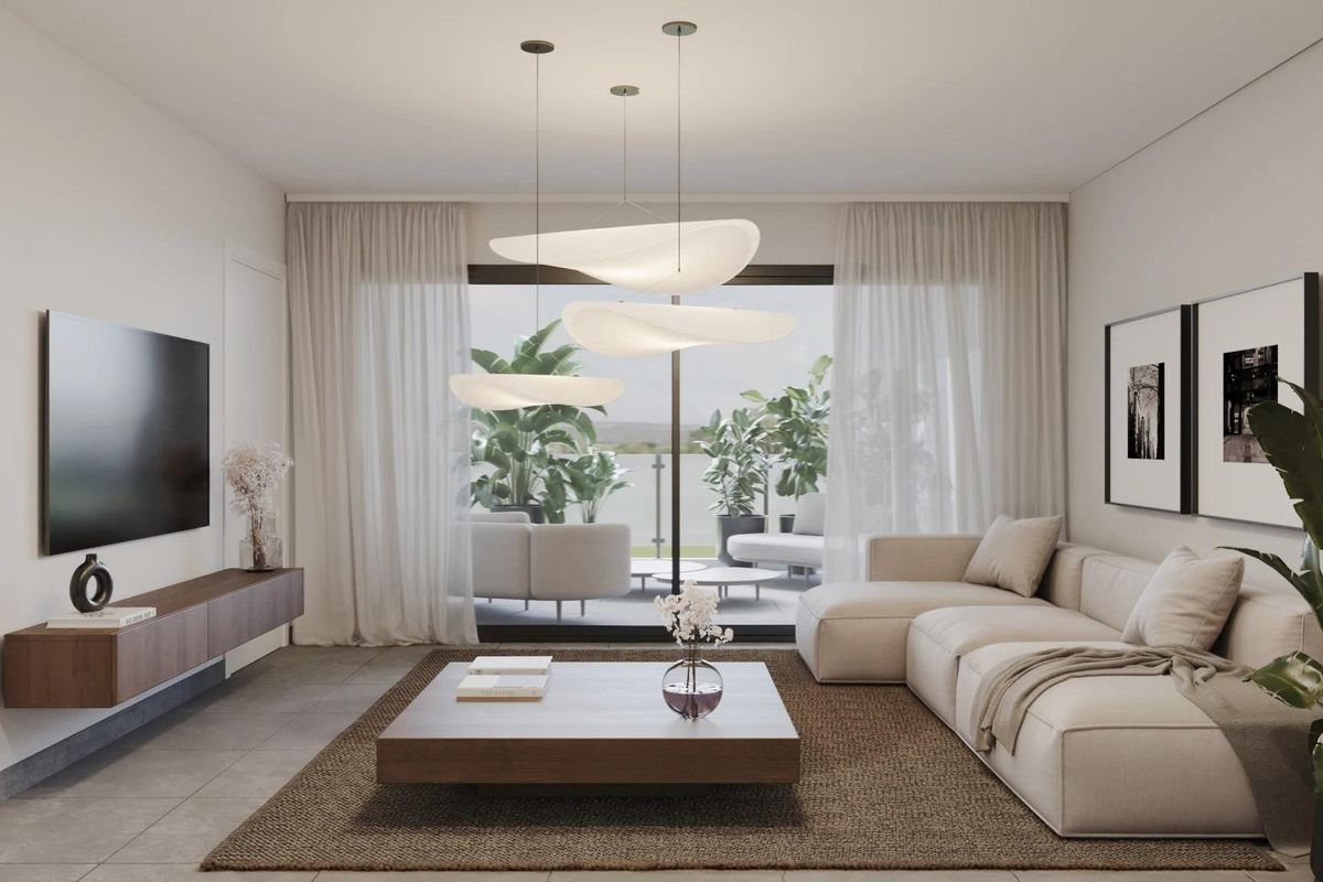 Heldere en moderne woonruimte met een gezellige bank en aantrekkelijke decoratie in een penthouse in Villajoyosa.