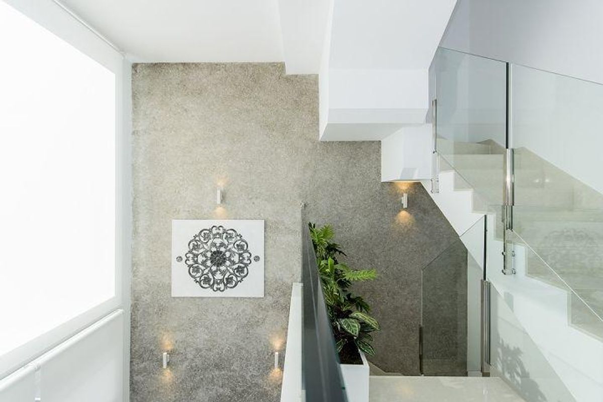 Stijlvolle trap met moderne decoratie in een 3-slaapkamer villa in Rojales, Costa Blanca Zuid, met groen.