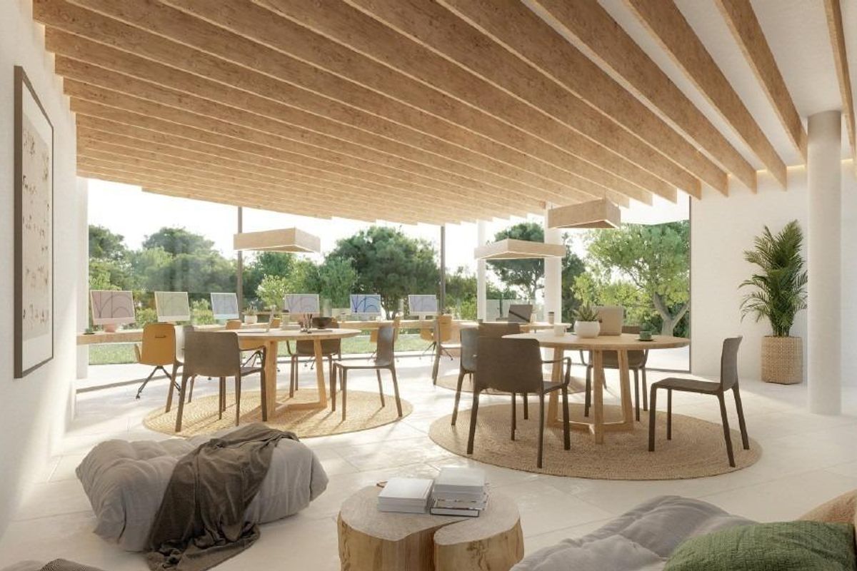 Heldere eetruimte met rustieke charme en grote ramen met uitzicht op tuinen in het appartement van Fuengirola.