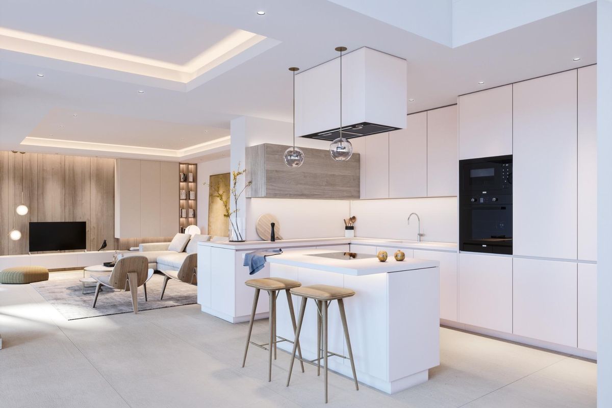 Chique keukenontwerp in een hedendaagse villa in Mijas, Costa del Sol, met witte kasten en een eiland.