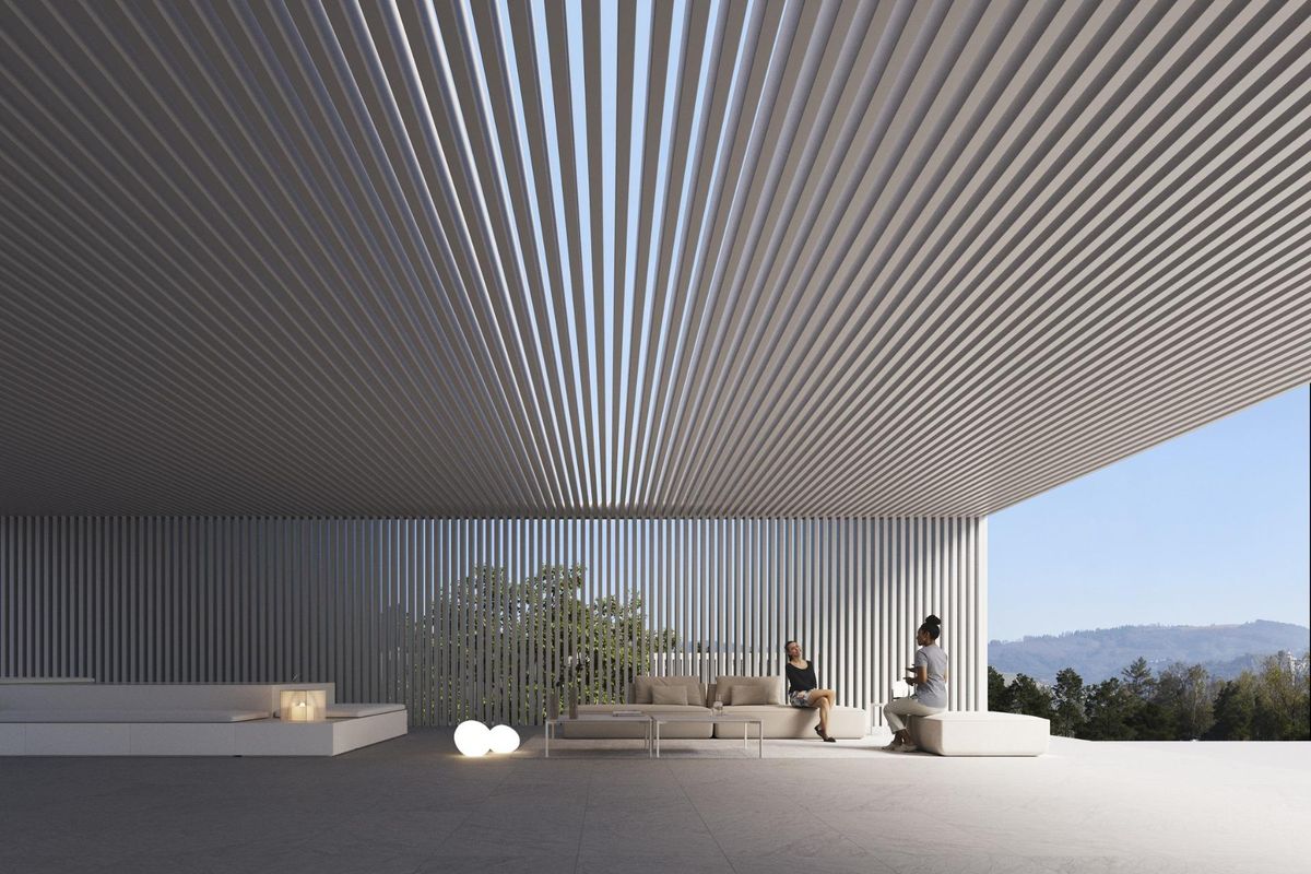 Stijlvolle terras-lounge met geschaafd plafond, een perfecte plek om te ontspannen in Estepona, Costa del Sol.