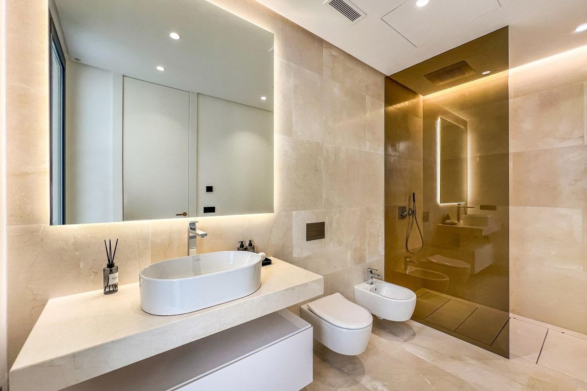 Ruime slaapkamer in villa in Marbella met een groot raam en uitzicht op de tuin.