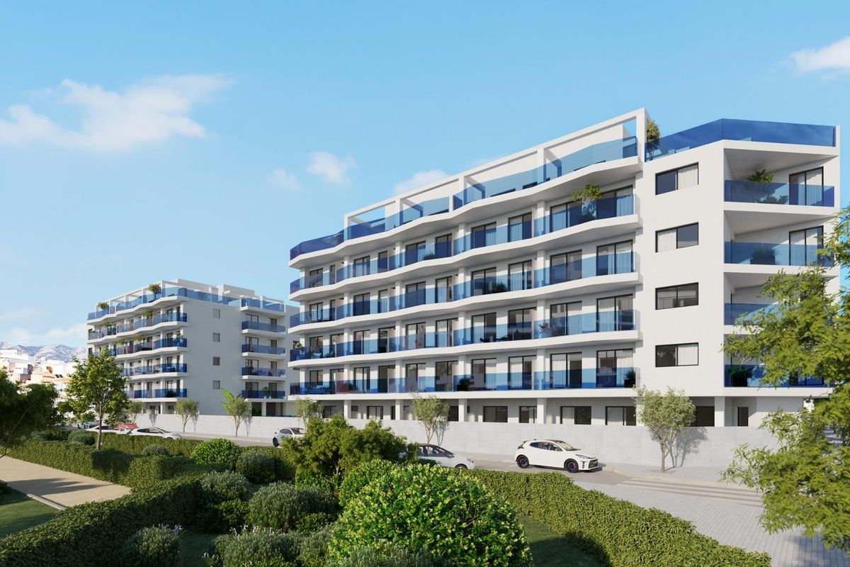 Een ander buitenaanzicht van het penthousecomplex in Mijas, met moderne ontwerpen en ruime indeling.