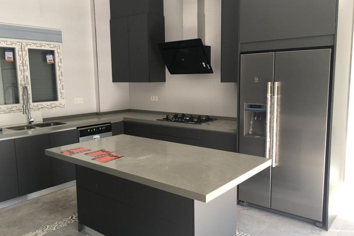 Close-up van een modern keuken eiland met een strak aanrecht in de villa met 3 slaapkamers in Pinoso, Costa Blanca South.