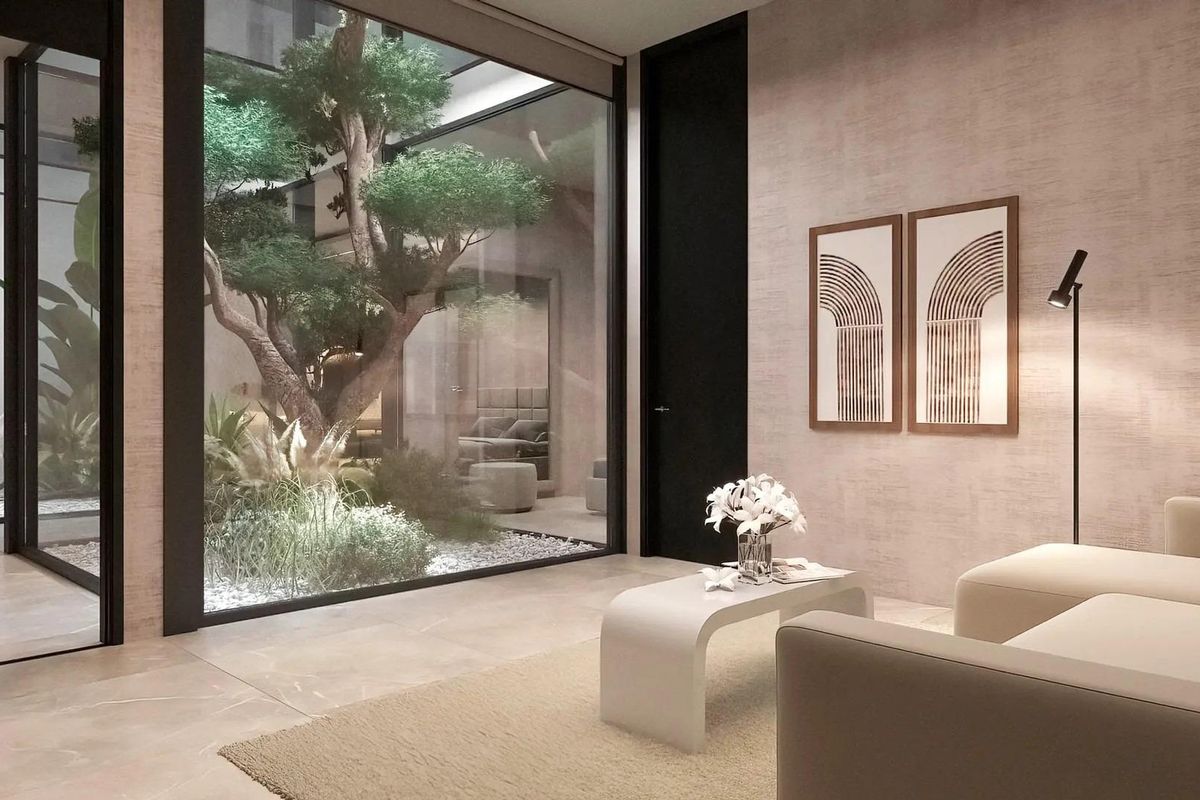 Chique zithoek met moderne decor en tuinzicht in een luxe 6-slaapkamer villa in Benahavís.