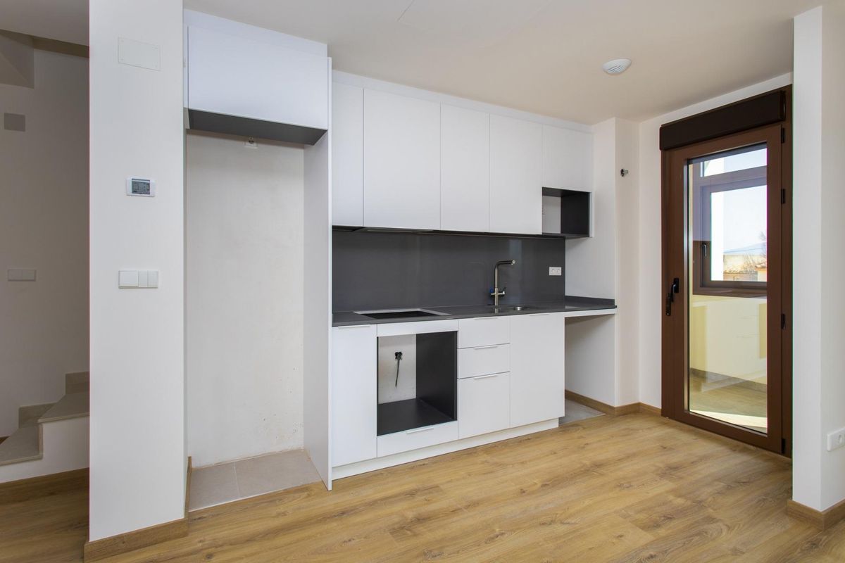 Strakke keukenaanzicht in de 3-slaapkamer bungalow in Hondón de las Nieves met moderne kasten.